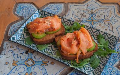 Avocado Toast: Salmone Affumicato e Semi di Quinoa