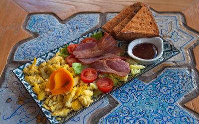 Uova Strapazzate Bacon, Pane ai Cereali Tostato e Burro