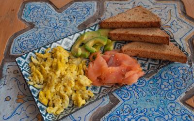 Uovo Strapazzate Salmone Affumicato, Avocado e Pane ai Cereali Tostato