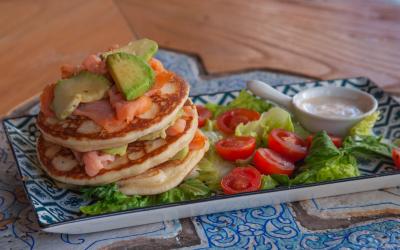 Salmone, Avocado, Pomodoro Datterino, Salsa Caesar e contorno di lattuga